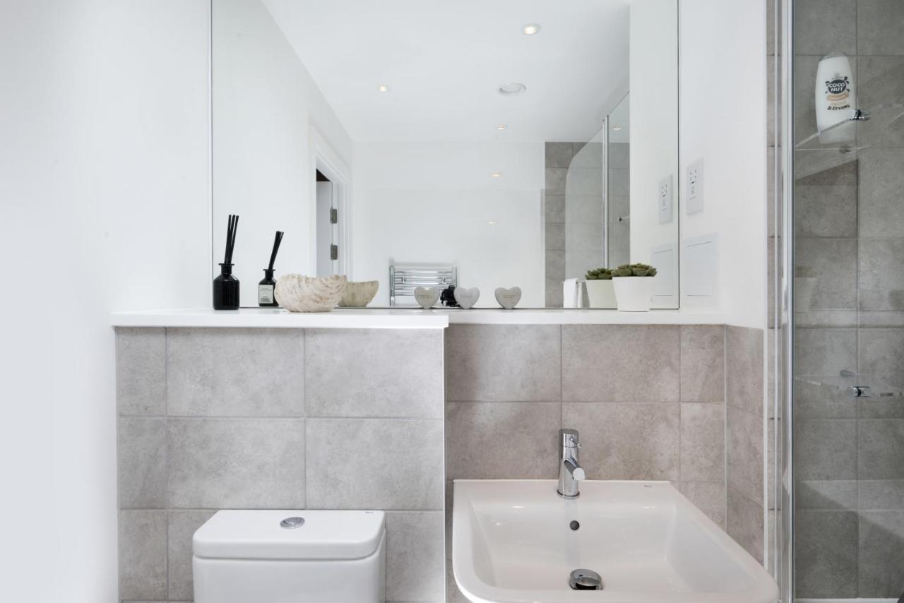Modern Studios And Apartments At Barking Wharf In London Exterior photo