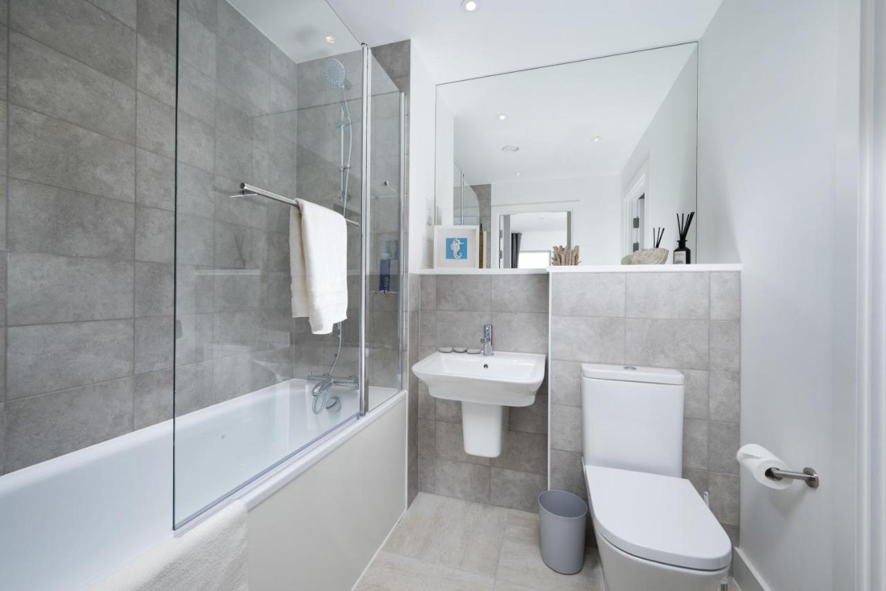 Modern Studios And Apartments At Barking Wharf In London Exterior photo