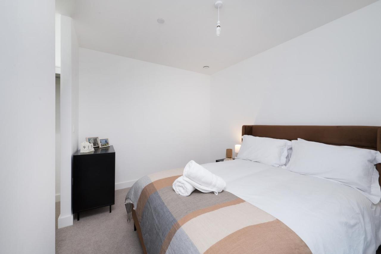 Modern Studios And Apartments At Barking Wharf In London Exterior photo