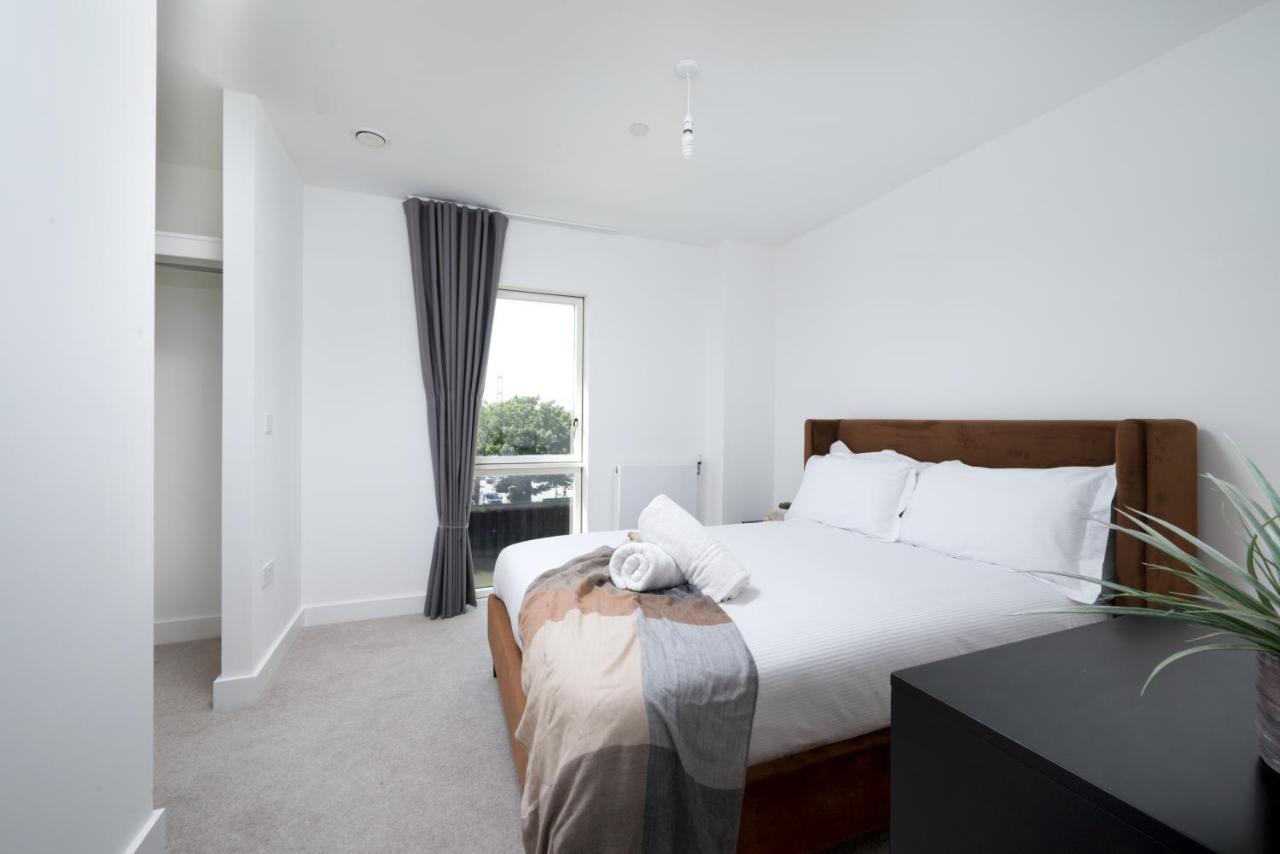 Modern Studios And Apartments At Barking Wharf In London Exterior photo